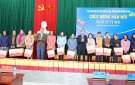 Liên đoàn Lao động tỉnh trao tặng 70 phần quà Tết cho người lao động