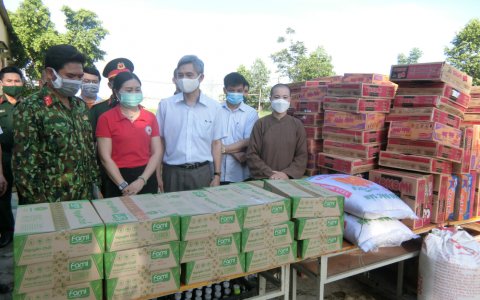 Hội chữ thập đỏ tỉnh, chùa Hồi Long huyện Hoằng Hóa trao nhu yếu phẩm hỗ trợ khu cách ly tập trung phòng, chống dịch Covid-19 của huyện.