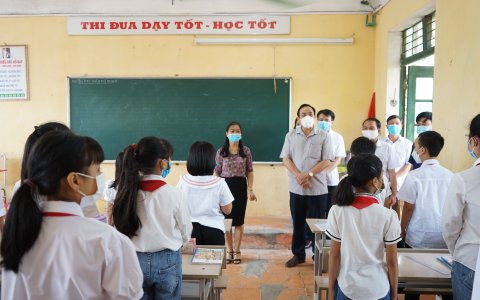 Đồng chí Chủ tịch UBND huyện Vũ Đức Kính kiểm tra công tác tổ chức khai giảng năm học mới