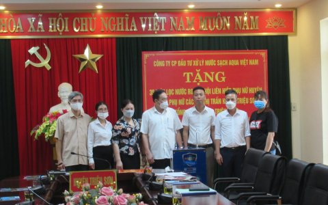 Công ty cổ phần đầu tư xử lý nước sạch Aqua Việt Nam tặng máy lọc nước cho Hội phụ nữ huyện Triệu Sơn