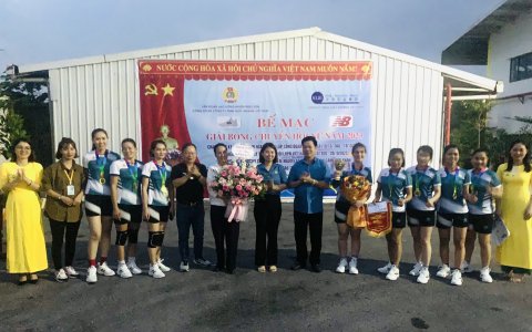 LĐLĐ huyện tặng quà cho các cháu học sinh là con CN NLĐ của Công ty TNHH giầy ADIANA Việt Nam.