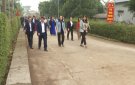 Đoàn công tác của huyện Triệu Sơn thăm quan mô hình hàng rào xanh tại huyện Ngọc Lặc.