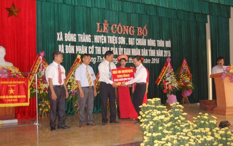 Xã Đồng Thắng( Triệu Sơn) đón nhận xã chuẩn nông thôn mới và đón nhận cờ thi đua của UBND tỉnh năm 2015