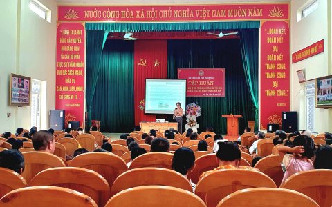 Hội Nông dân huyện tập huấn công tác bảo vệ môi trường và hướng dẫn thu gom, phân loại, xử lý rác thải hữu cơ thành phân bón tại xã Thọ Tiến.