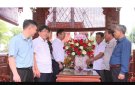 Thường trực Huyện ủy tặng hoa chúc mừng doanh nhân Nguyễn Hữu Xuân