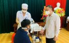 Đồng chí Bí thư Huyện ủy Mai Nhữ Thắng, kiểm tra công tác tiêm vacxin phòng, chống dịch bệnh Covid-19 đợt 5 trên địa bàn huyện.