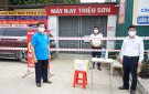 MTTQ và LĐLĐ huyện trao tiền hỗ trợ cho CN NLĐ tại Công ty TNHH Máy may Triệu Sơn đang thực hiện cách ly tập trung phòng, chống dịch Covid-19