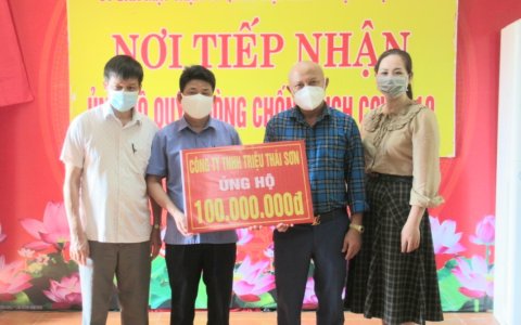      Ủy ban MTTQ huyện Triệu Sơn tiếp nhận ủng hộ quỹ phòng, chống dịch COVID-19