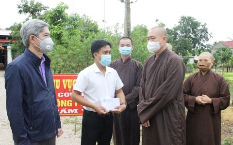 Ban trị sự Giáo hội Phật giáo tỉnh Thanh Hóa trao qùa hỗ trợ khu cách ly tập trung của huyện tại Chùa Quần Hậu xã An Nông