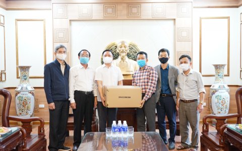 Công ty Cổ phần may xuất khẩu Trường Thắng trao tặng 1000 bộ quần áo bảo hộ phòng, chống dịch Covid-19 cho huyện Triệu Sơn.