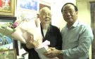 Đồng chí Phó Bí thư Thường trực Huyện ủy, Chủ tịch HĐND huyện thăm, tặng quà cán bộ tiền khởi nghĩa tại Thị Trấn Nưa