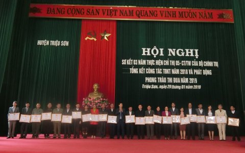 Huyện Triệu Sơn sơ kết 03 năm triển khai, thực hiện Chỉ thị số 05-CT/TW của Bộ Chính trị , biểu dương công dân gương mẫu, tập thể kiểu mẫu và phát động phong trào thi đua 2019.