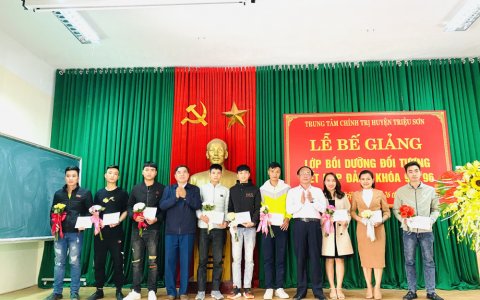 Bế giảng lớp bồi dưỡng đối tượng kết nạp Đảng khóa 95, 96.