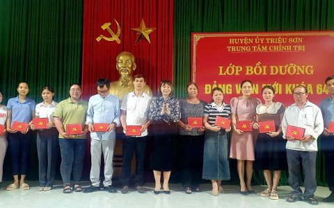 Trung tâm Chính trị huyện tổ chức bế giảng lớp bồi dưỡng Đảng viên mới khóa 64 