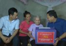 Đ/C Phạm Thanh Sơn Phó Chủ tịch Thường trực HĐND Tỉnh tặng quà cho các gia đình chính sách nhân kỷ niệm 72 năm ngày thương binh liệt sỹ