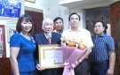 Chủ tịch UBND huyện trao Huy hiệu 75 năm tuổi Đảng cho cán bộ tiền khởi nghĩa