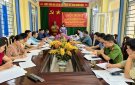 Đồng chí Trưởng Ban Tuyên giáo Huyện ủy Lê Thị Sen kiểm tra việc thực hiện Nghị quyết Đại hội Đảng bộ các cấp nhiệm kỳ 2020 - 2025
