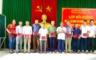 Trung tâm Chính trị huyện trao giấy chứng nhận hoàn thành chương trình bồi dưỡng nghiệp vụ công tác Đảng cho Bí thư chi bộ và cấp ủy viên cơ sở.
